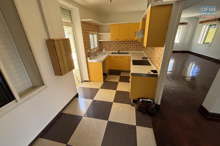 Location Maison / Villa SAINT DENIS – photo 12 sur 16 – Cuisine ouverte équipée