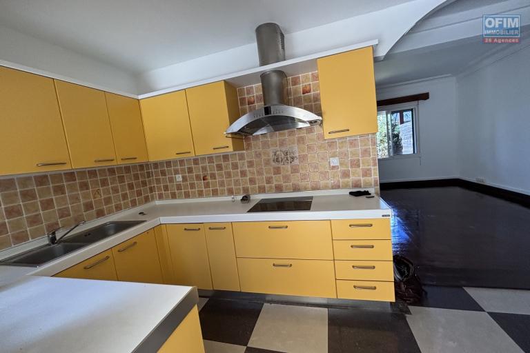Location Maison / Villa SAINT DENIS – photo 13 sur 16 – Cuisine ouverte équipée