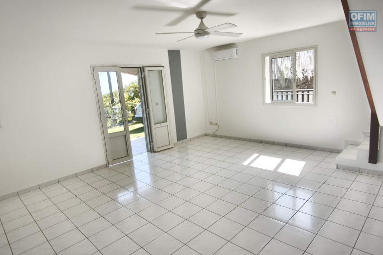 Location Maison / Villa SAINT JOSEPH – photo 3 sur 16 – Séjour lumineux