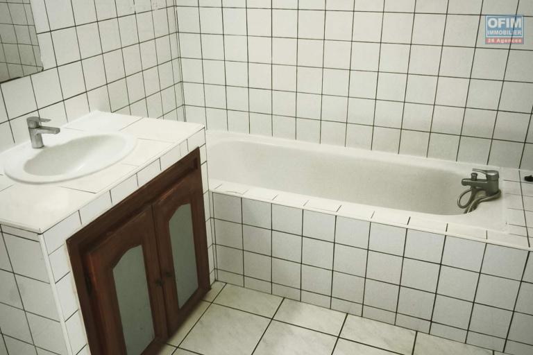 Location Maison / Villa SAINT JOSEPH – photo 9 sur 16 – Salle de bains