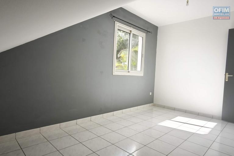 Location Maison / Villa SAINT JOSEPH – photo 10 sur 16 – Chambre lumineuse