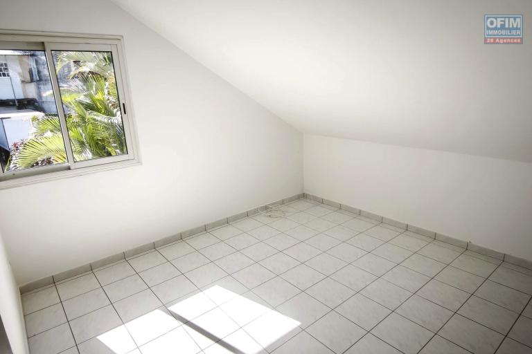 Location Maison / Villa SAINT JOSEPH – photo 11 sur 16 – Chambre lumineuse