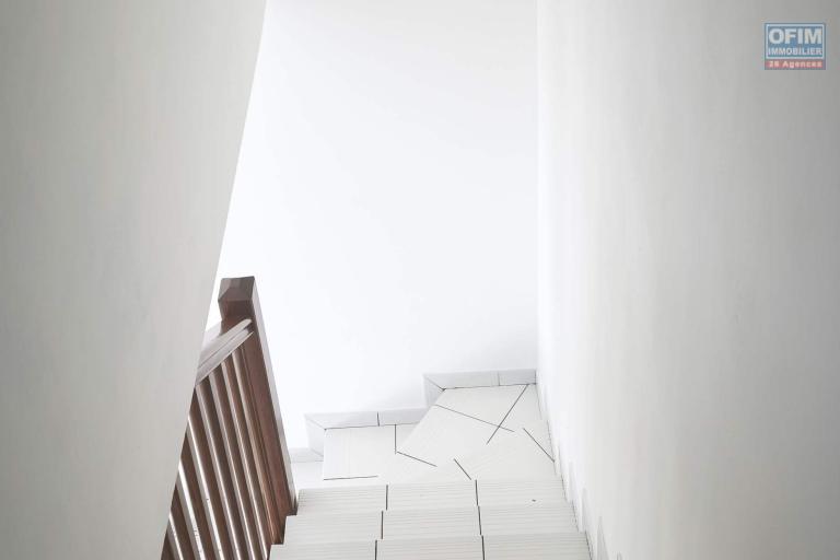 Location Maison / Villa SAINT JOSEPH – photo 15 sur 16 – Escalier