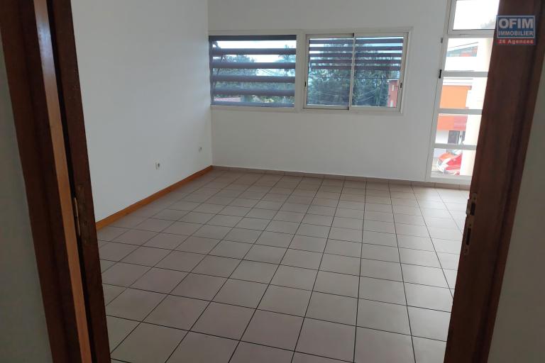 Location Local professionnel TAMPON – photo 2 sur 4 – Bureaux