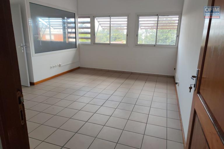 Location Local professionnel TAMPON – photo 3 sur 4 – Bureaux