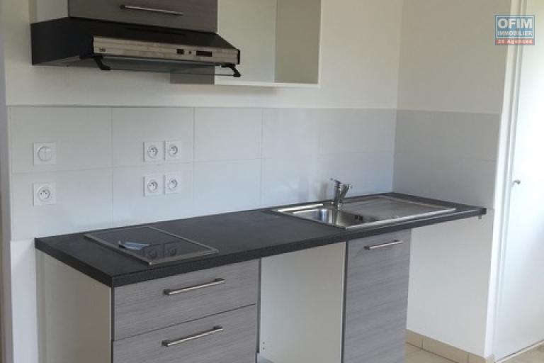 Vente Appartement SAINTE CLOTILDE – photo 2 sur 5 – Cuisine équipée