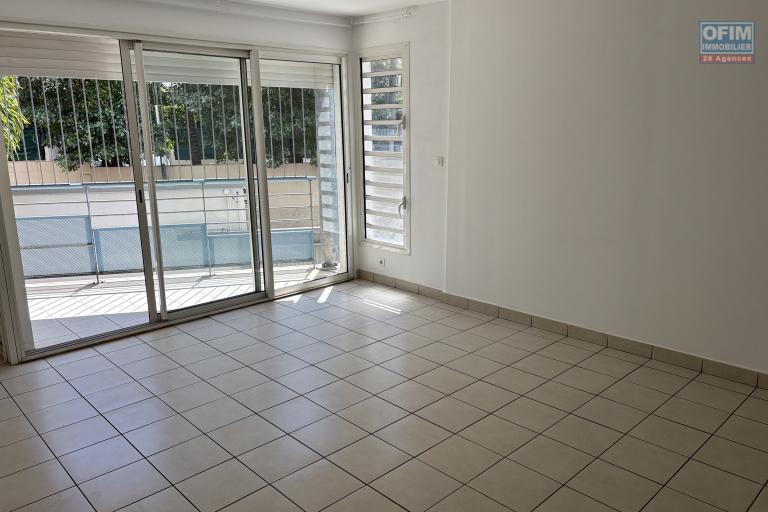 Location Appartement SAINT DENIS – photo 5 sur 9 – Salon lumineux