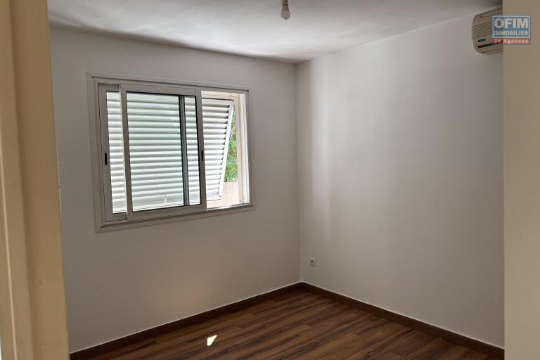 Location Appartement SAINT DENIS – photo 7 sur 9 – Chambre lumineuse