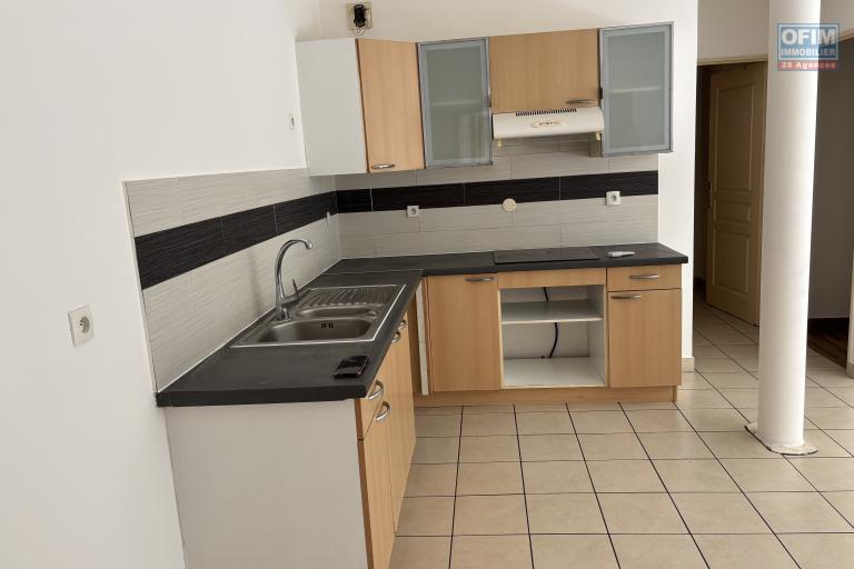 Location Appartement SAINT DENIS – photo 8 sur 9 – Cuisine équipée