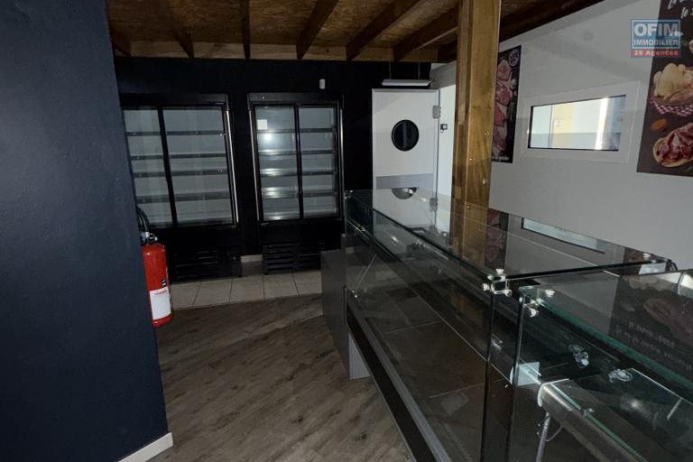 Location Local commercial SAINT PIERRE - RAVINE DES CABRIS – photo 3 sur 14 – Local commercial