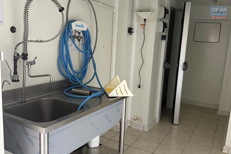Location Local commercial SAINT PIERRE - RAVINE DES CABRIS – photo 12 sur 14 – Local commercial