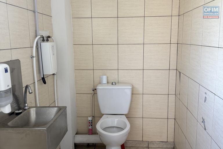 Location Local commercial SAINT PIERRE - RAVINE DES CABRIS – photo 13 sur 14 – WC