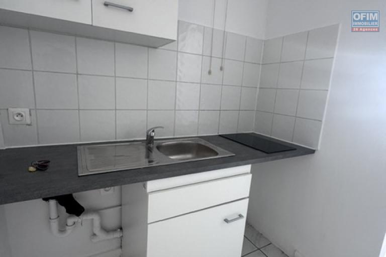 Location Appartement SAINTE CLOTILDE – photo 1 sur 6 – Cuisine