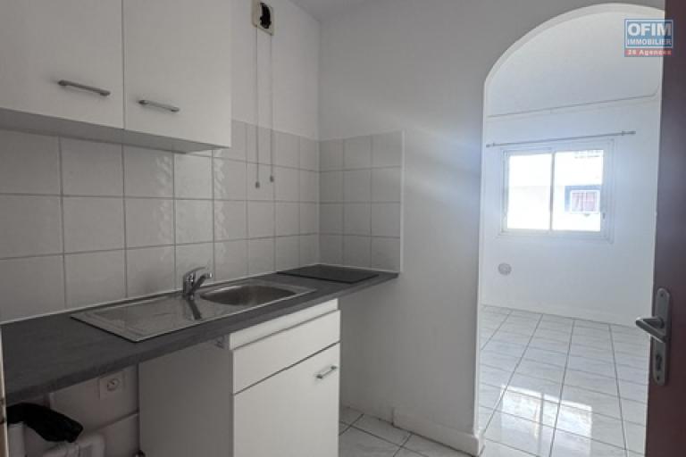 Location Appartement SAINTE CLOTILDE – photo 6 sur 6 – Cuisine