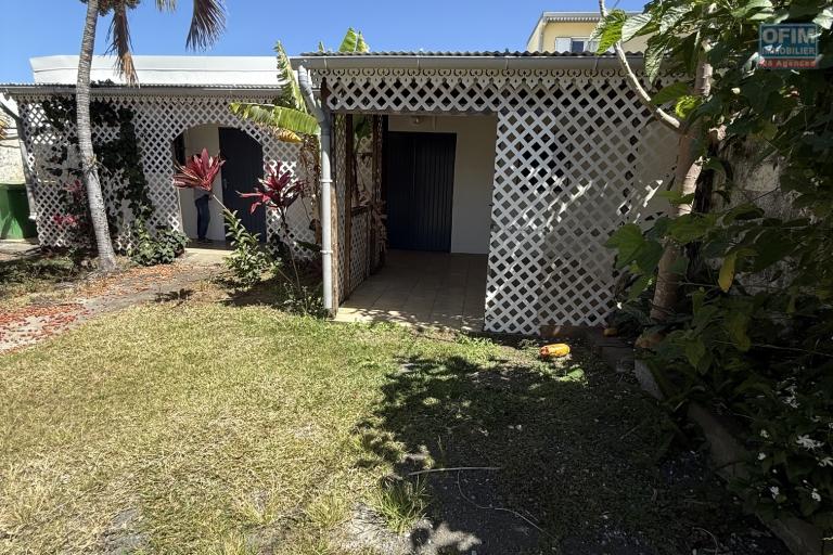 Location Maison / Villa SAINT PIERRE - RAVINE DES CABRIS – photo 2 sur 17 – Jardin arboré