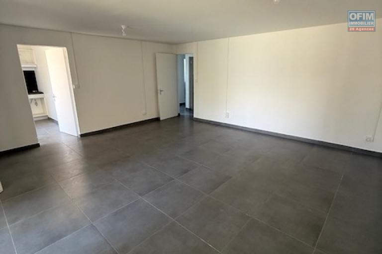 Location Maison / Villa SAINT PIERRE - RAVINE DES CABRIS – photo 4 sur 17 – Pièce de vie spacieuse