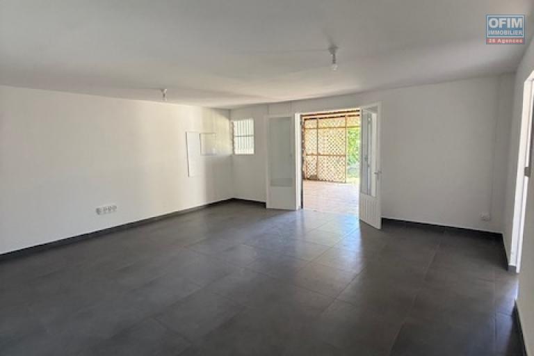 Location Maison / Villa SAINT PIERRE - RAVINE DES CABRIS – photo 5 sur 17 – Pièce de vie spacieuse
