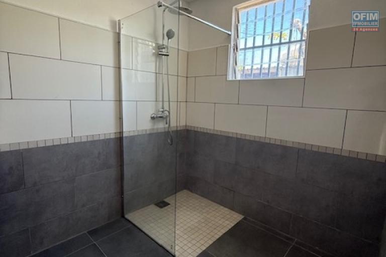 Location Maison / Villa SAINT PIERRE - RAVINE DES CABRIS – photo 14 sur 17 – Salle d'eau