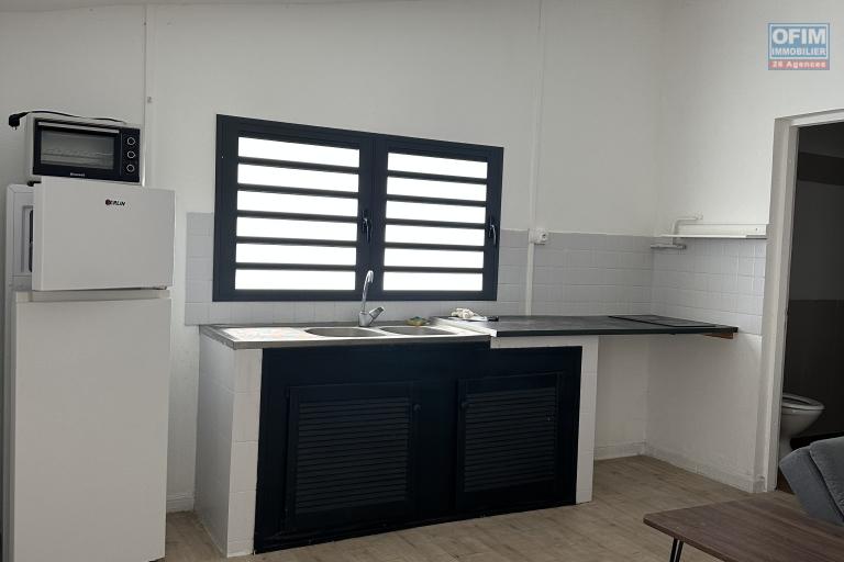 Location meublé Appartement SAINT PIERRE – photo 2 sur 5 – Cuisine équipée