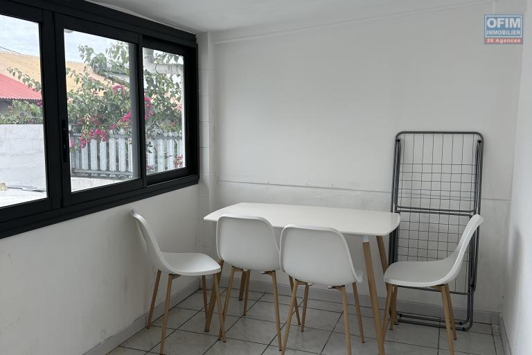 Location meublée Appartement SAINT PIERRE – photo 3 sur 5 – Salle à manger lumineuse
