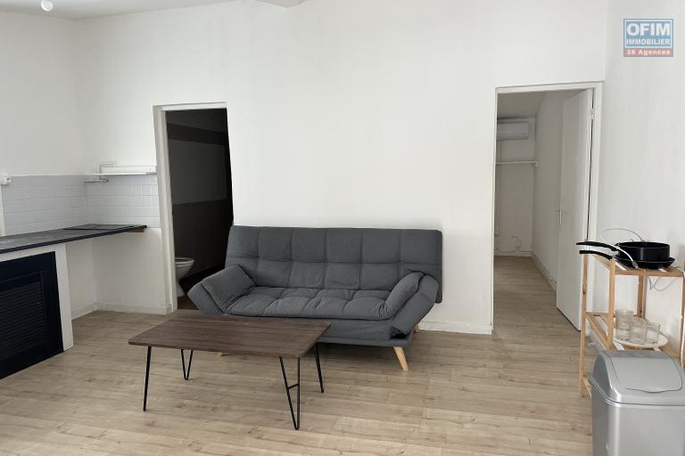 Location meublé Appartement SAINT PIERRE – photo 4 sur 5 – Pièce de vie