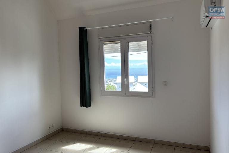 Location Appartement SAINT DENIS – photo 3 sur 6 – Chambre avec vue mer