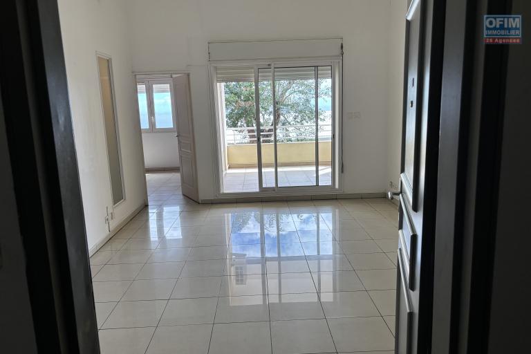 Location Appartement SAINT DENIS – photo 4 sur 6 – Séjour lumineux