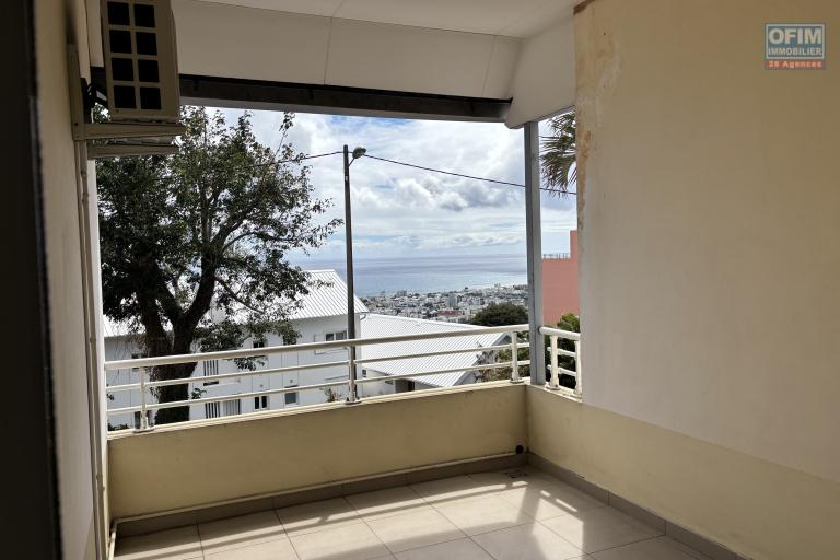 Location Appartement SAINT DENIS – photo 6 sur 6 – Terrasse avec vue mer