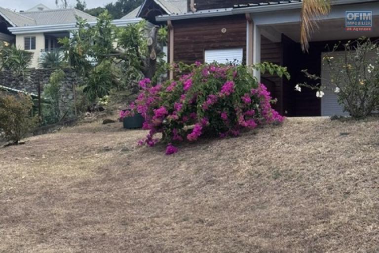 Location Maison / Villa SAINTE CLOTILDE – photo 4 sur 45 – Jardin arboré