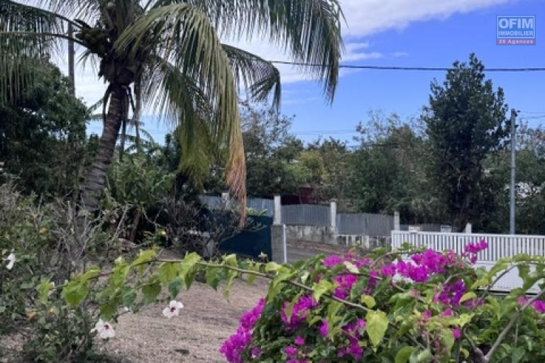 Location Maison / Villa SAINTE CLOTILDE – photo 12 sur 45 – Jardin arboré
