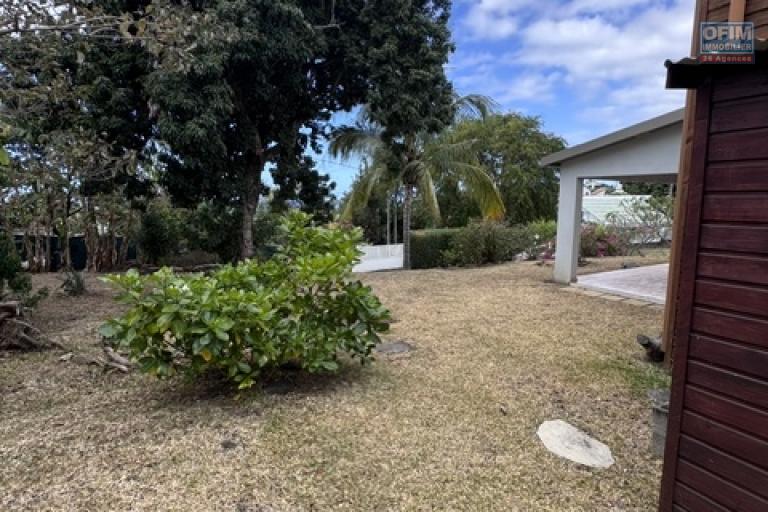 Location Maison / Villa SAINTE CLOTILDE – photo 15 sur 45 – Jardin arboré