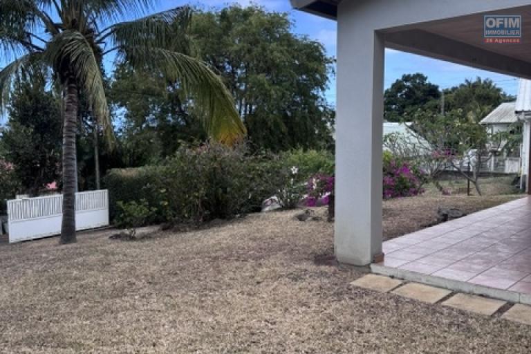 Location Maison / Villa SAINTE CLOTILDE – photo 17 sur 45 – Jardin arboré