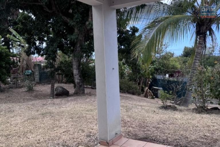 Location Maison / Villa SAINTE CLOTILDE – photo 20 sur 45 – Jardin arboré