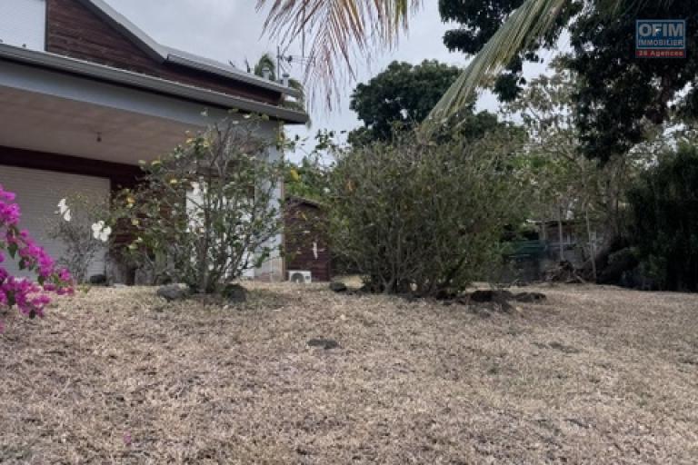 Location Maison / Villa SAINTE CLOTILDE – photo 22 sur 45 – Jardin arboré
