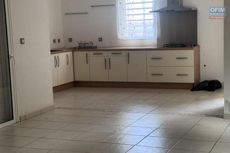 Location Maison / Villa SAINTE CLOTILDE – photo 24 sur 45 – Cuisine ouverte
