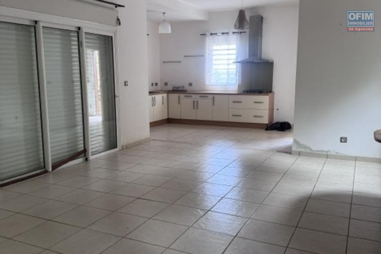 Location Maison / Villa SAINTE CLOTILDE – photo 27 sur 45 – Cuisine ouverte