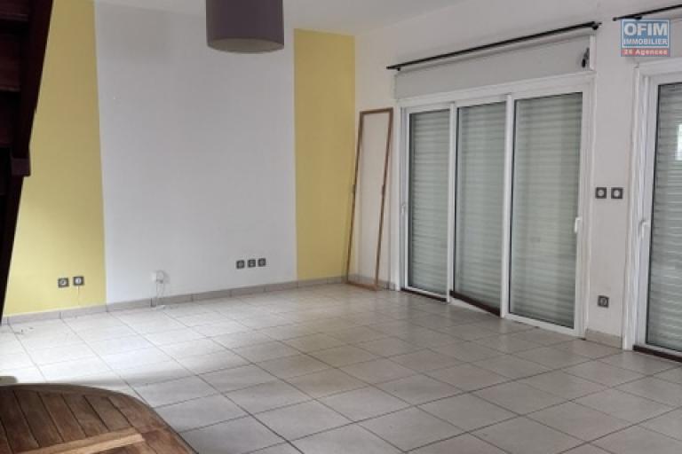 Location Maison / Villa SAINTE CLOTILDE – photo 28 sur 45 – Salon lumineux