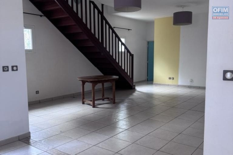 Location Maison / Villa SAINTE CLOTILDE – photo 29 sur 45 – Pièce de vie