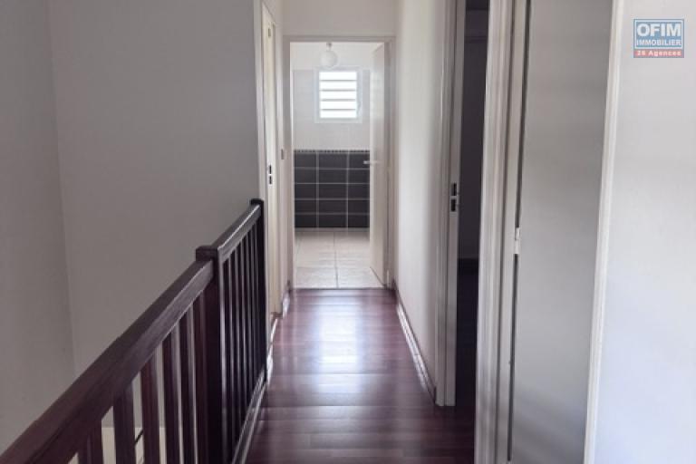 Location Maison / Villa SAINTE CLOTILDE – photo 32 sur 45 – Dégagement