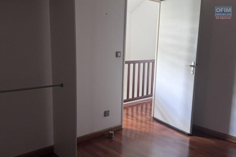 Location Maison / Villa SAINTE CLOTILDE – photo 38 sur 45 – Dégagement