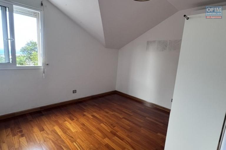 Location Maison / Villa SAINTE CLOTILDE – photo 39 sur 45 – Chambre