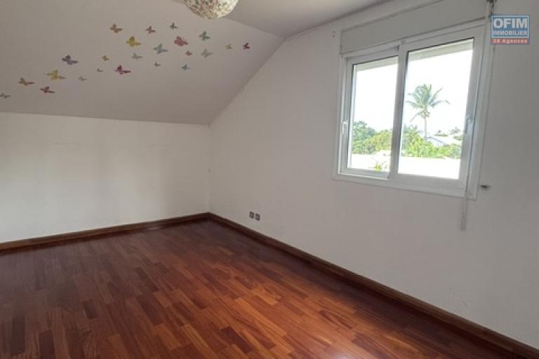 Location Maison / Villa SAINTE CLOTILDE – photo 40 sur 45 – Chambre lumineuse