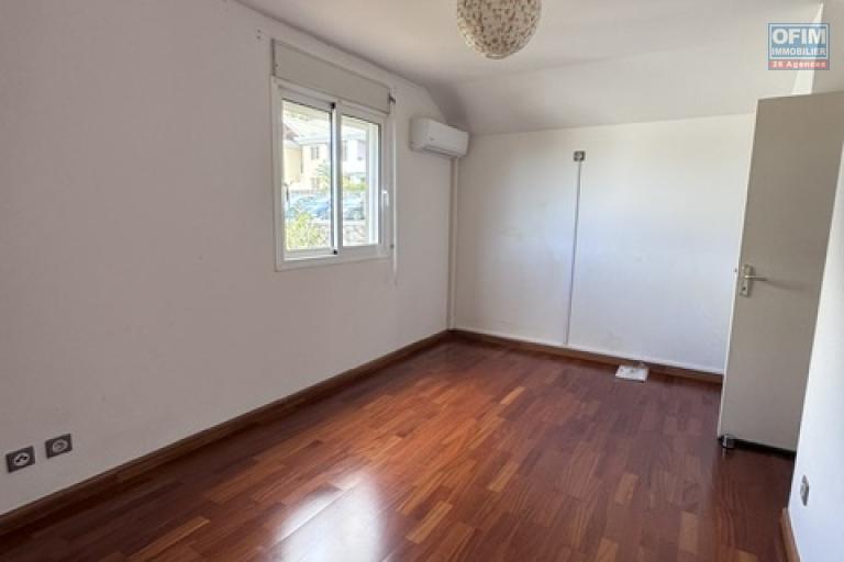 Location Maison / Villa SAINTE CLOTILDE – photo 41 sur 45 – Chambre lumineuse