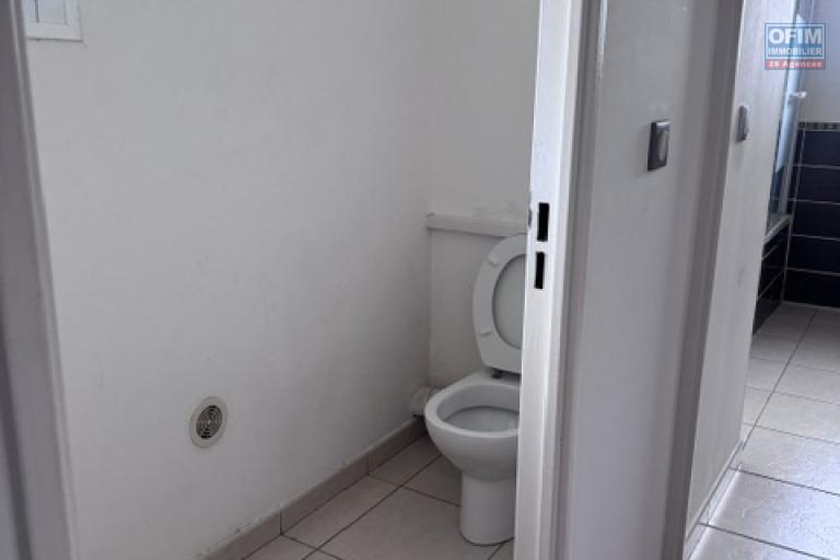 Location Maison / Villa SAINTE CLOTILDE – photo 42 sur 45 – WC