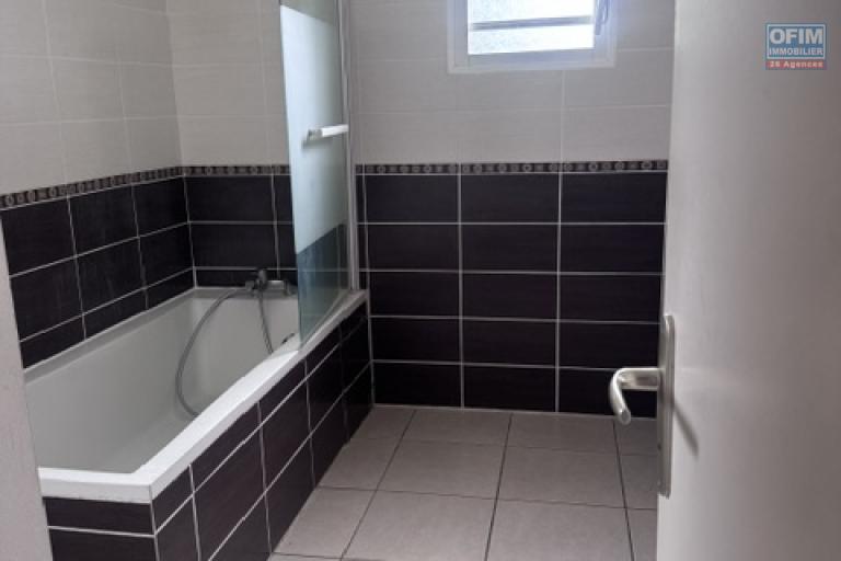 Location Maison / Villa SAINTE CLOTILDE – photo 43 sur 45 – Salle de bains