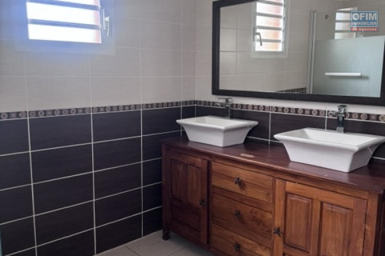 Location Maison / Villa SAINTE CLOTILDE – photo 44 sur 45 – Salle de bains