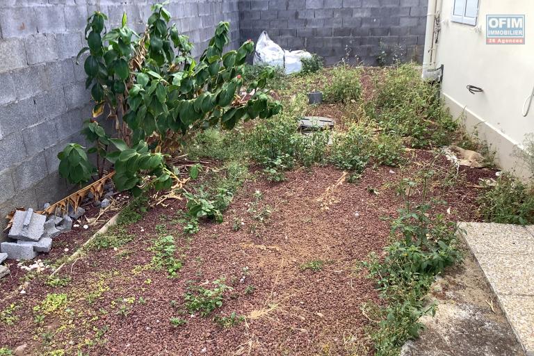 Location Maison / Villa SAINT LOUIS - LA RIVIERE – photo 4 sur 9 – Jardin arboré