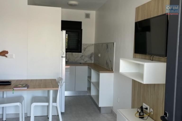 Location meublée Appartement SAINT PIERRE – photo 2 sur 7 – Cuisine ouverte équipée