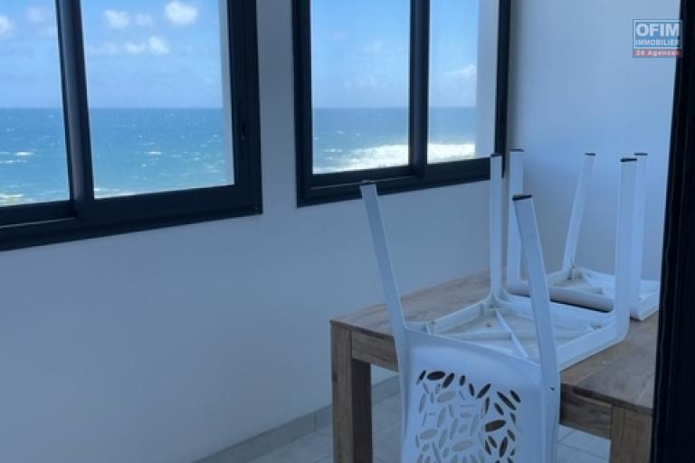 Location meublée Appartement SAINT PIERRE – photo 4 sur 7 – Salle à manger avec vue mer