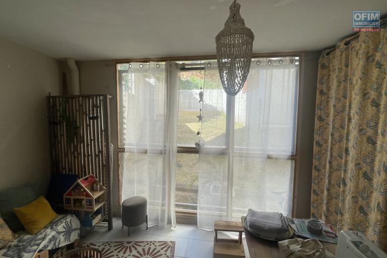 Location Appartement SAINT DENIS - LA MONTAGNE – photo 12 sur 14 – Salon lumineux